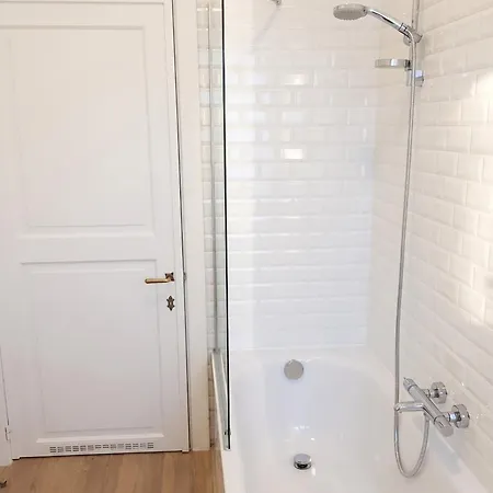 Spacious House With 6 Bedrooms In *