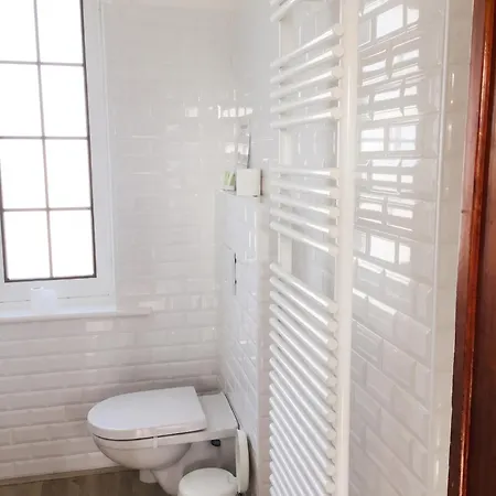 Spacious House With 6 Bedrooms In *